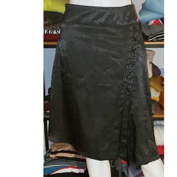 black asymetrical satiny A-line skirt medium - Picture 1 of 4